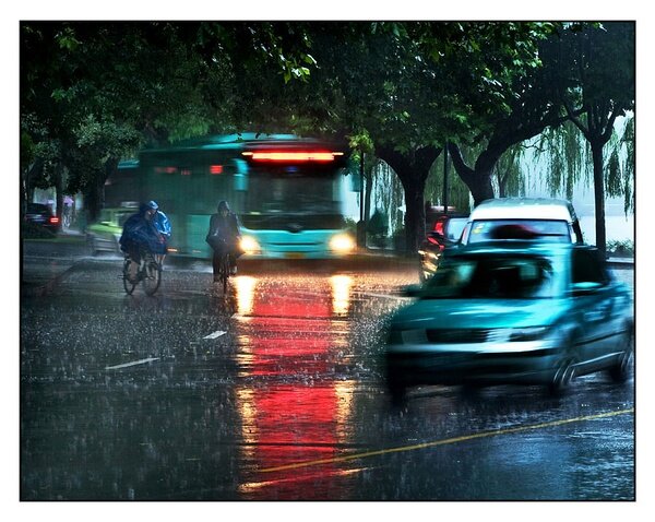 尧十三《如果下雨的时候你拖着行李箱子站在屋檐下面那么其实我没有足够的时间找一个好一点的理》吉他谱|弹唱GTP谱